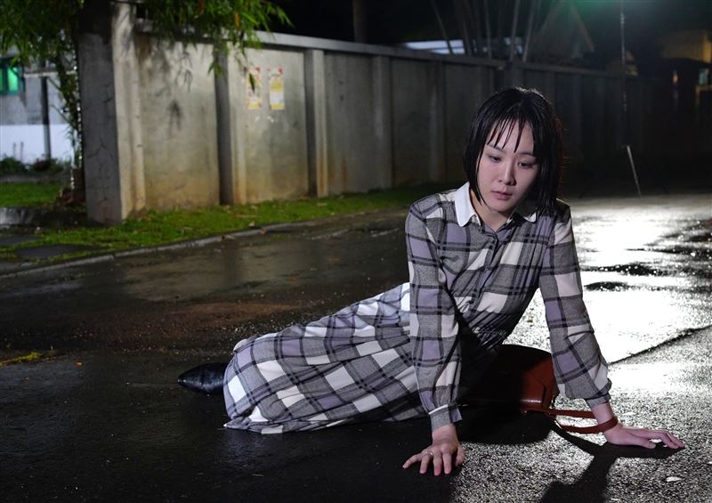 何宜珊劇中失戀拍了整個晚上。（圖／台視提供）