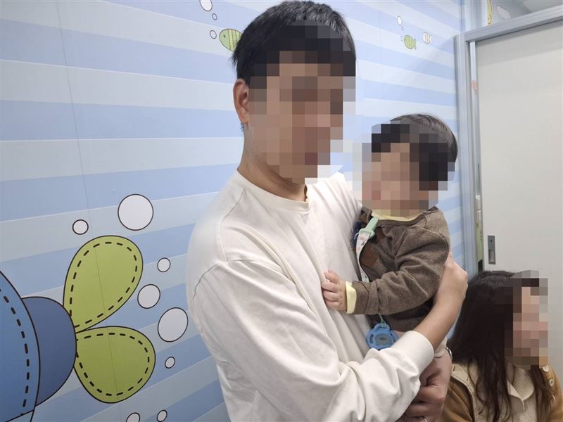 1歲男童急性腸胃炎意識不清、身體抽蓄，在警方協助開道下，迅速抵達醫院。（圖／翻攝畫面）