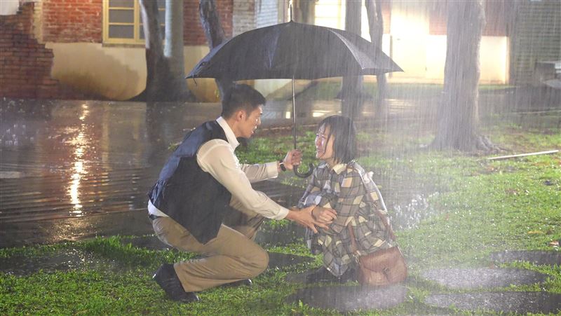 台八女星裙子黏腿險走光　對戲男星全目睹