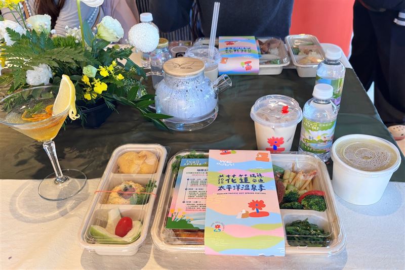 除了泡湯外，民眾也可報名參加手作活動，包括晶泉浴鹽DIY、調製花蓮特色飲，還能在虎爺溫泉會館的「食‧泉旅料理實驗室」享用美食。（圖／記者林文馨攝影）