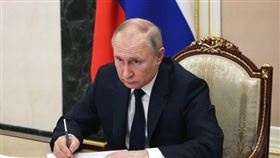 俄羅斯總統普丁。英國《衛報》分析，美俄商討版本所引發的歐洲與烏克蘭混亂，正合普丁心意，因為烏方接不接受，都是兩難，也有利於俄羅斯。（圖／翻攝自X平台 @KremlinRussia_E）