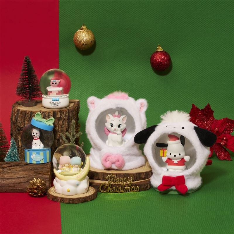 全家推出多款節慶限定水晶球。(圖／全家提供)