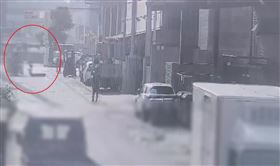 吊車要把小山貓跟工人吊掛上樓施工時，不明原因開關被誤觸，導致蘇姓工人（35歲）連人帶車掉落地面