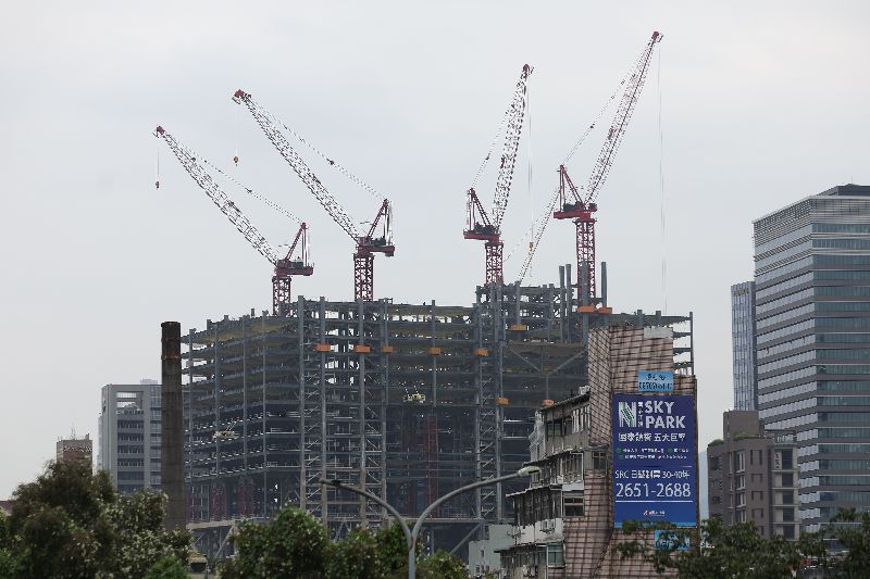 台經院日前公布的3大產業營業氣候測驗點全面上揚,但房市還是冷清,加上房貸利率處於偏高水準、兩岸政治局勢緊繃,皆影響高資產人士置產意願。圖為台北市南港區興建中的建案