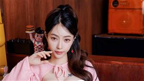 飄哥透露自己喜歡收藏熊的周邊，擁有不少熊熊玩偶，也喜歡收藏香氛、金飾等「大人的玩具」。(圖／JKF提供)