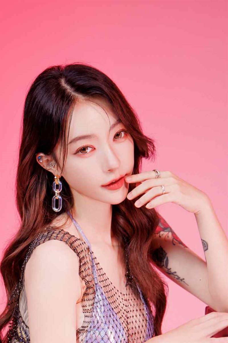 飄哥是宮廟神職人員，能當神明乩身，又是性感火辣的女郎。(圖／JKF提供)