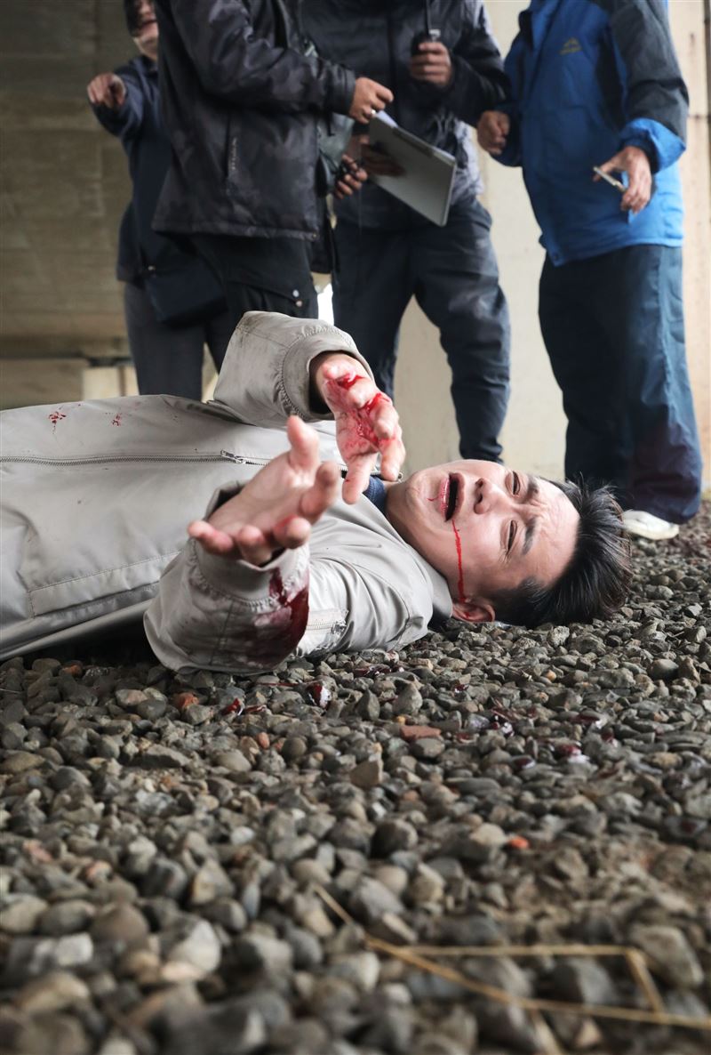 陳家逵拍戲全身濕冷，敬業完成每一顆鏡頭。（圖／民視提供）