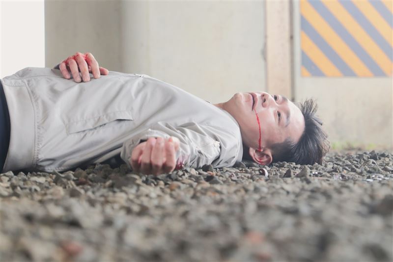 陳家逵挑戰「完全閉氣」病床戲，逼真到位。（圖／民視提供）