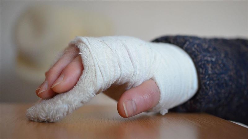 童摔斷手骨折「治12天竟猝死」死因成謎