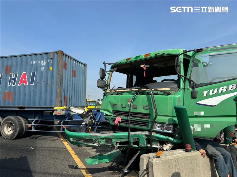 半聯結車呈現折甘蔗狀態，整起車禍造成4人受傷。（圖／翻攝畫面）