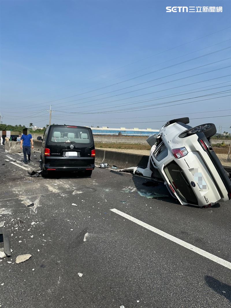 自小客車為了閃避突然從護欄噴出的半聯結車，失控翻覆在國道上。（圖／翻攝畫面）