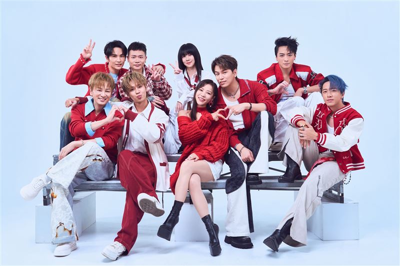 相信音樂歌手舉辦公益演唱會，捲入閃兵風波的書偉（前排左1）、坤達（前排右1）也將現身。（圖／相信音樂提供）