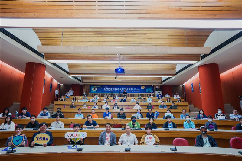 Coupang酷澎台灣資安總監周彥儒（前排灰衣）與中正大學張榮貴資訊長（前排中）、資工系王銘宏副教授（前排左二）及與會學生合影。（圖／Coupang酷彭提供）