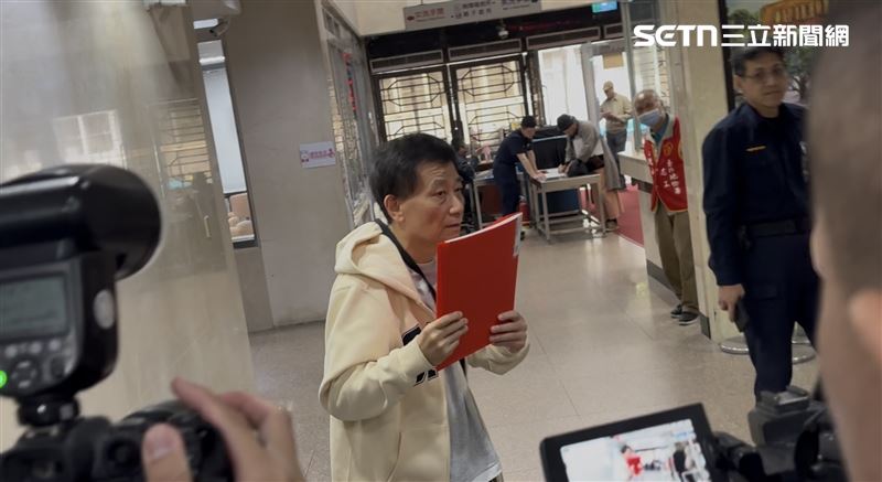 畢書盡父涉逃漏稅案　現身北院出庭