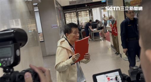 畢書盡父涉逃漏稅案　現身北院出庭