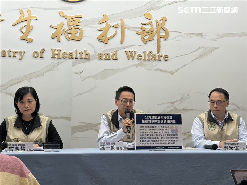 羅一鈞（中）示警日本流感疫情升溫，民眾出遊前應先打疫苗。（圖／記者簡浩正攝影）