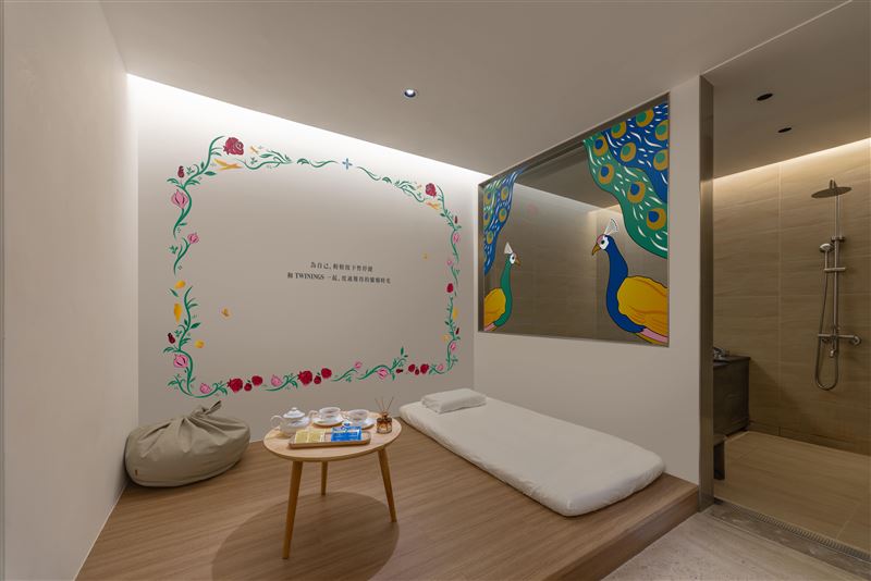 唐寧茶與北投老爺酒店打造「唐寧茶聯名主題湯屋」，以花磚意象與茶香營造冬季專屬的五感療癒時光。（圖／品牌業者提供）