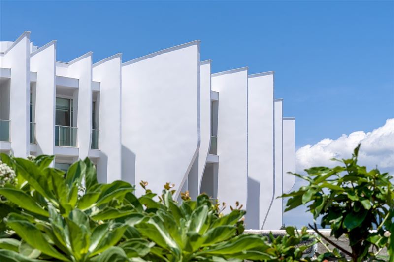 「風華渡假酒店－墾丁館」建築設計透過潔白牆面錯落交疊與線條語彙，打造吸睛亮眼的全新地標。（圖／飯店旅宿業者提供）