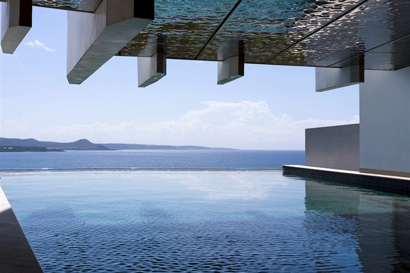 飯店內擁有絕美無邊際泳池，呈現彷彿與海面相接的視覺延伸。（圖／飯店旅宿業者提供）