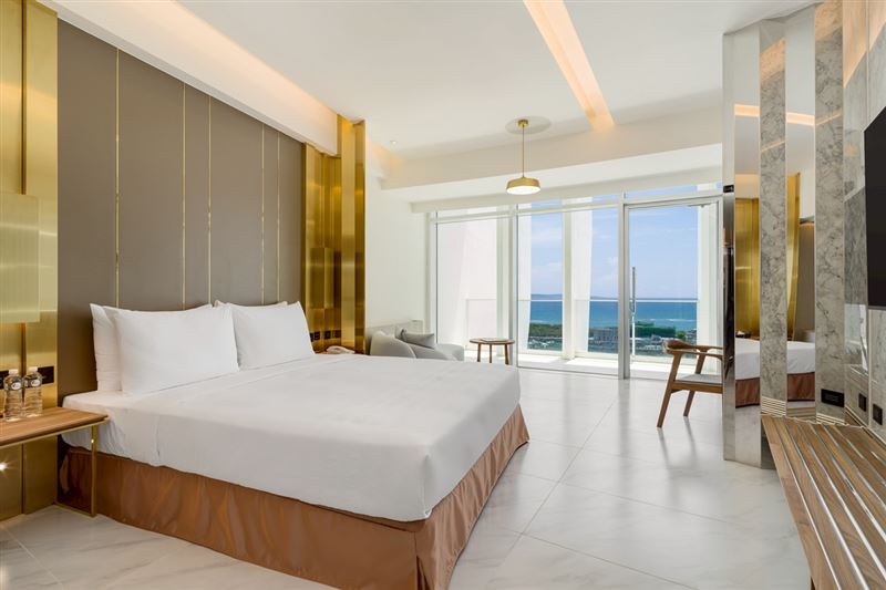 房型以溫潤柔和的色調搭配淡雅木質與暖金色元素，營造微奢的精品質感。（圖／飯店旅宿業者提供）