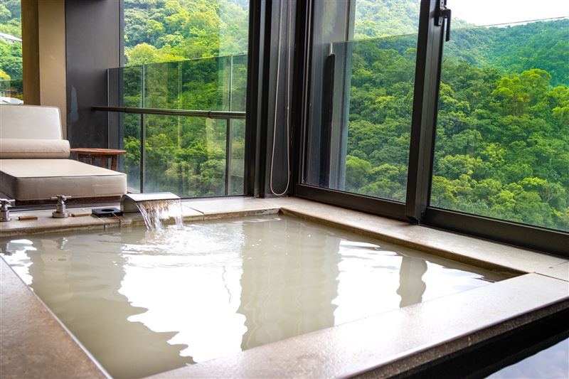 北投麗禧提供來自溫泉源頭硫磺谷純天然的白磺溫泉，55度C濃郁溫潤的乳白色湯質可洗去身心疲勞。（圖／飯店旅宿業者提供）