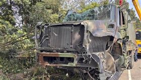 台南,軍用卡車,失控暴衝,自撞護欄,士官。（圖／翻攝畫面）