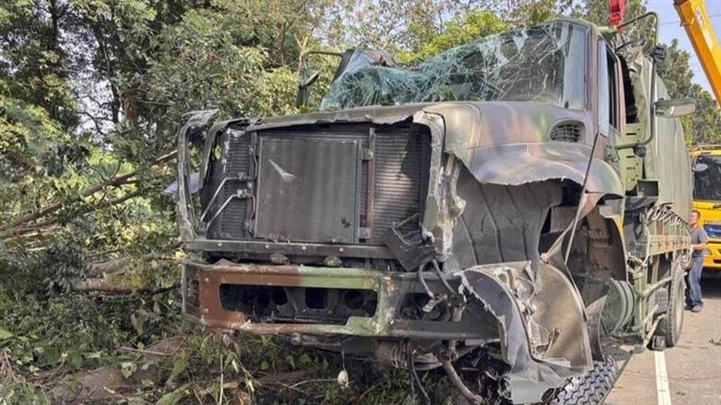 台南軍卡失控暴衝！自撞護欄釀2士官受傷
