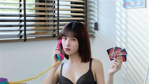 峮峮單穿內衣私照流出　一轉身洩性感翹臀