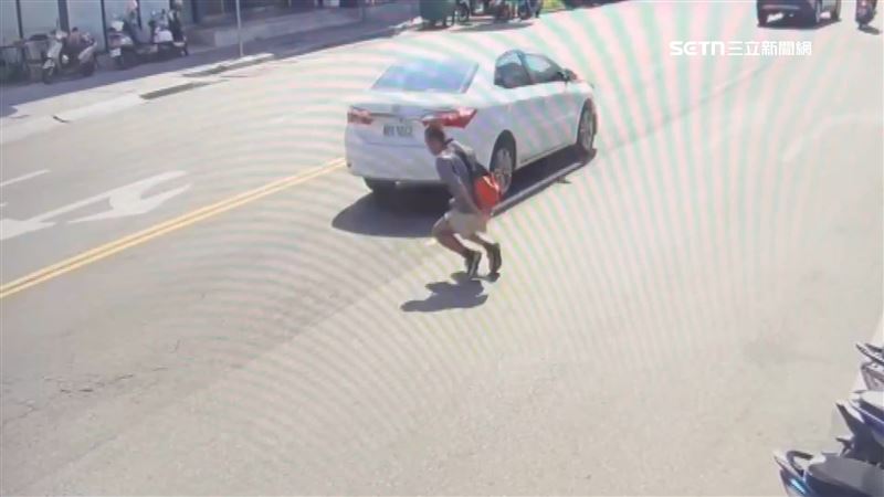 彰化市有名男子，從路邊一路青蛙跳過雙黃線