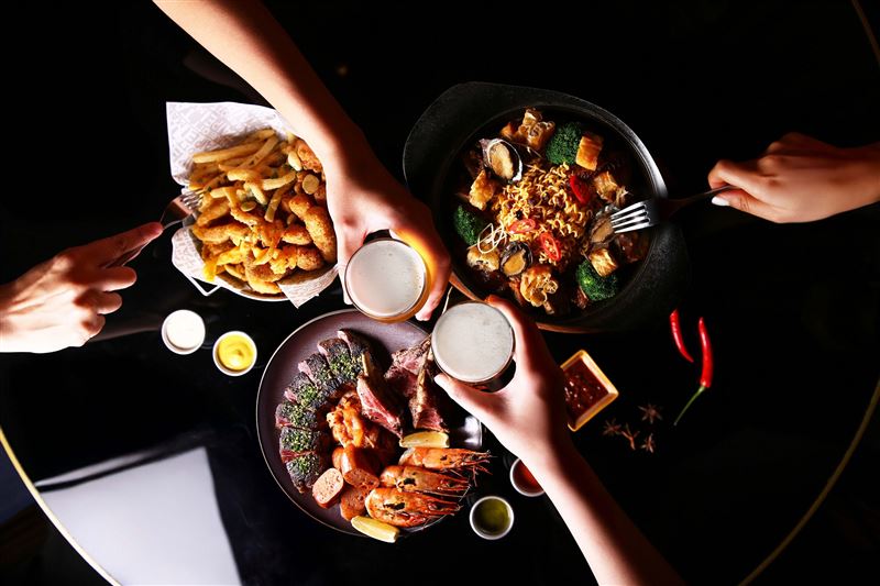 台北萬豪INGE&rsquo;S Bar &amp; Grill「豪享聚餐」海陸分享餐。（圖／飯店旅宿業者提供）