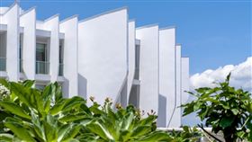 「風華渡假酒店－墾丁館」建築設計透過潔白牆面錯落交疊與線條語彙，打造吸睛亮眼的全新地標。（圖／飯店旅宿業者提供）