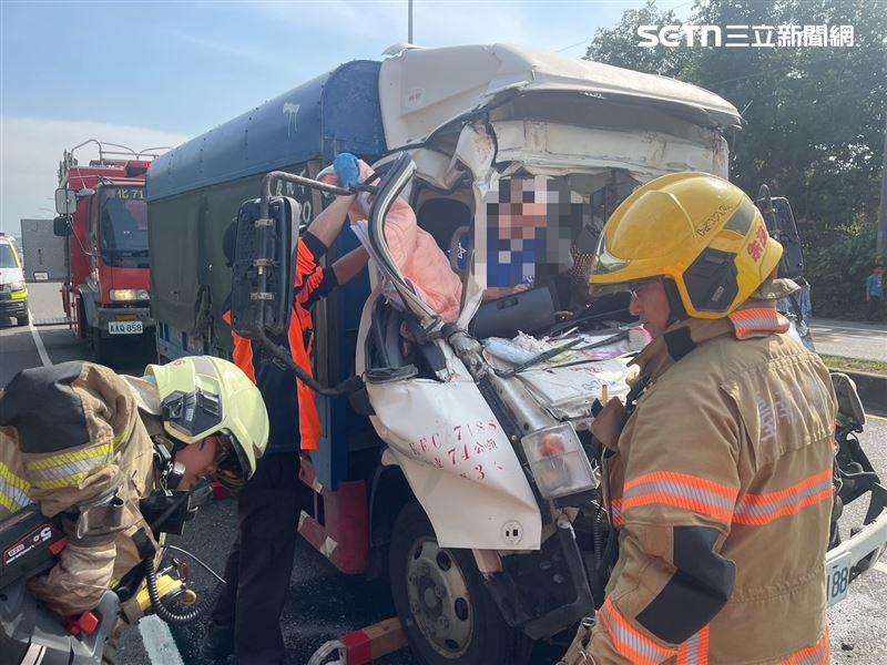 台南市消防局破壞車體，將車內2名傷者救出送醫。（圖／翻攝畫面）
