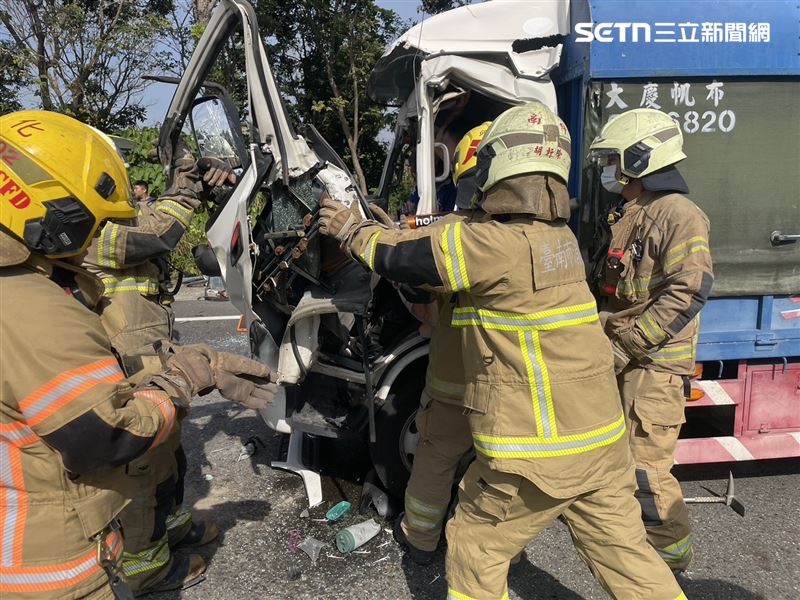 台南市善化區發生一起砂石車與小貨車碰撞，2人受傷送醫。（圖／翻攝畫面）