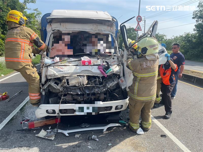 小貨車內1男1女慘成夾心餅乾。（圖／翻攝畫面）