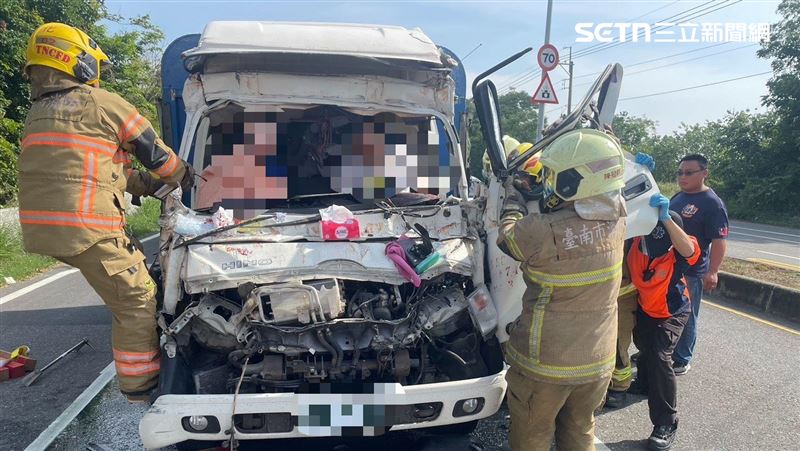 砂石車撞凹貨車頭　男女慘成「夾心肉餅」