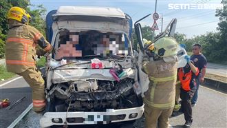 砂石車撞凹貨車頭　男女慘成「夾心肉餅」