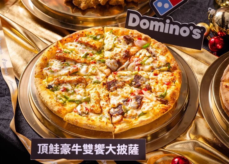 達美樂「頂鮭豪牛雙饗披薩」鋪滿炙烤鮭魚與厚切牛肉，一口咬下豪奢滿足感爆發。（圖／達美樂提供)