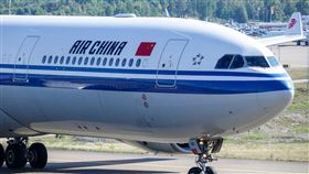 彭博25日獨家報導，中國政府已指示該國航空公司，在3月之前要減少飛日航班數量。（圖／翻攝自X平台 @visegrad24）