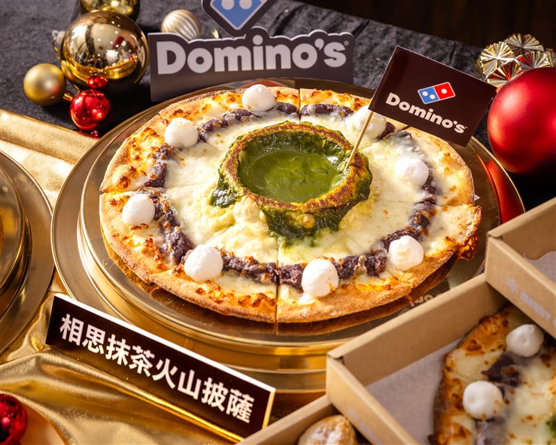 達美樂「相思抹茶火山披薩」以香濃抹茶結合綿密紅豆與Q彈麻糬，尾韻十足的茶香、豆香瞬間在唇齒間綻放。（圖／達美樂提供)