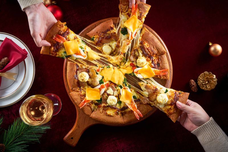 必勝客「嫩牛大蝦起司比薩」重磅回歸！即日起半價驚喜開吃。(圖／必勝客提供）