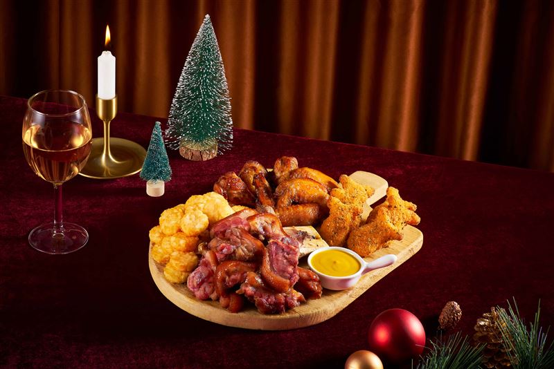 必勝客「德國豬腳海陸盛宴拼盤」首度登場，豬腳外酥內嫩，搭配黃芥末醬、黃金和風鱈魚塊、薯金幣與 BBQ 烤雞。(圖／必勝客提供）