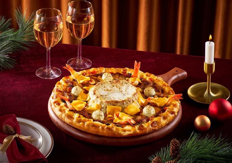 必勝客「嫩牛大蝦起司比薩」加價219元升級「黑鑽松露火山熔岩餅皮」。（圖／必勝客提供)