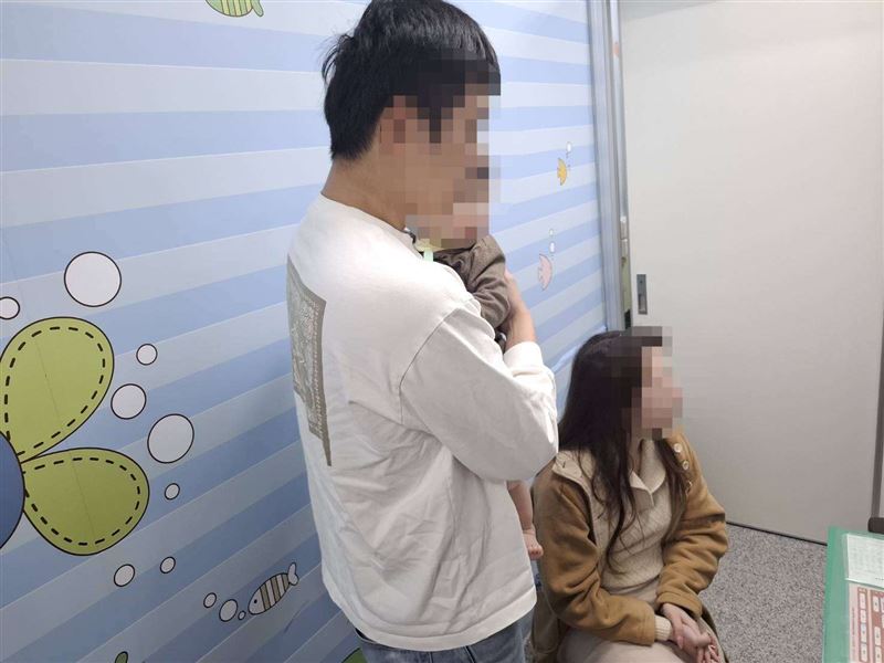 員警獲報後駕駛警車協助開道，僅用18分鐘就抵達部桃，及時救回男童一命。（圖／桃園電子報提供）