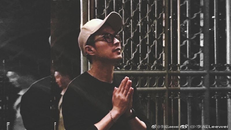 談到案發深夜情況，簡瑀家證稱自己與李威正在校對經書，卻突然看到吳慧珠拖著蔡女到櫃台前，當場嚇到說不出話。（圖／翻攝自李威微博）