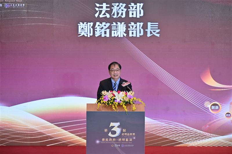 法務部部長鄭銘謙致詞，期盼未來能有更多的行政團隊投入「透明晶質獎」的行列。(圖／法務部廉政署提供)