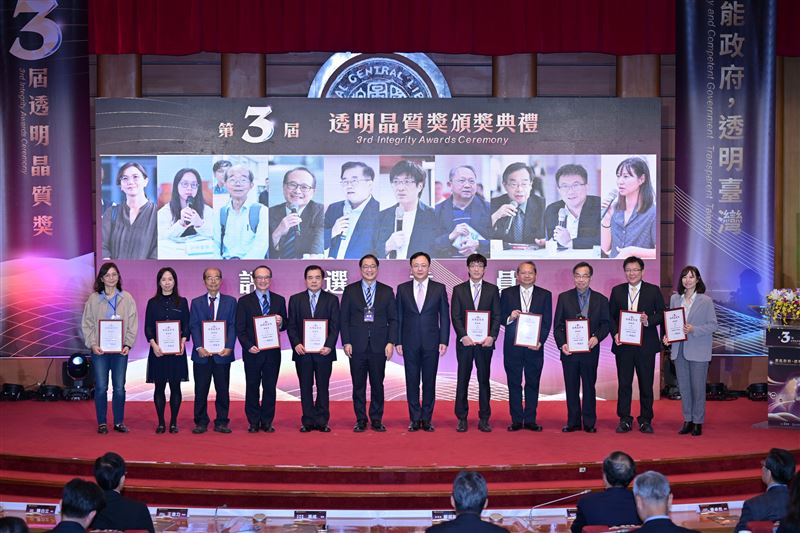 法務部部長鄭銘謙（中左）、廉政署署長馮成（中右）和評委合照 。(圖／法務部廉政署提供)