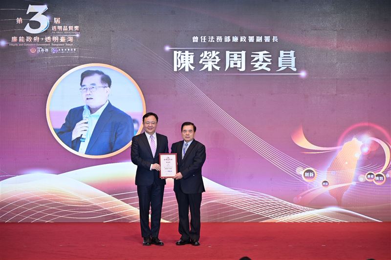 廉政署署長馮成（左）頒發感謝狀予評選委員。(圖／法務部廉政署提供)