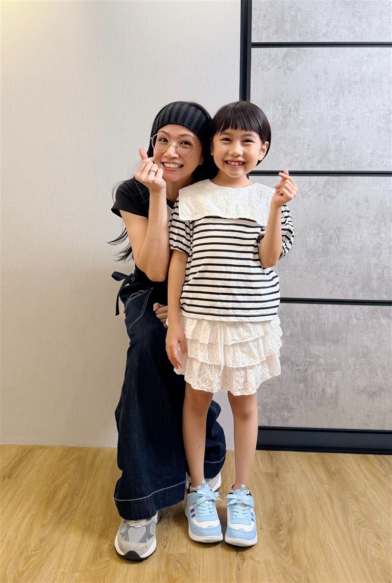 李千娜〈心花開〉受封國民歌曲，合體紅豆妹唱跳。（圖／寬宏藝術X環球音樂提供）