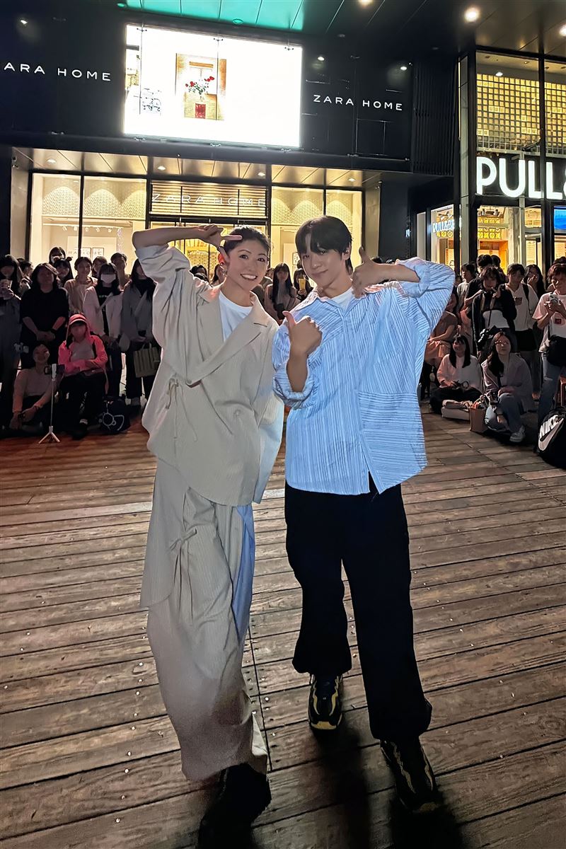 李千娜街頭突襲李科穎，吸引大批人潮圍觀。（圖／寬宏藝術X環球音樂提供）