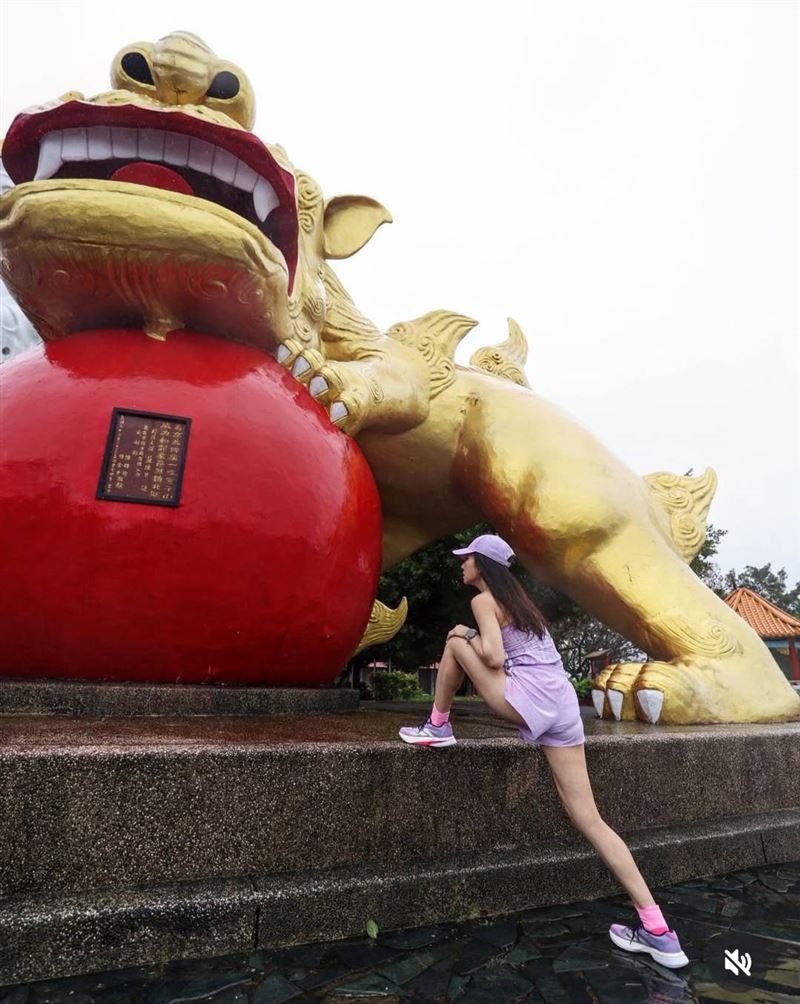 謝忻拉筋秀出一雙大長腿。（圖／翻攝自謝忻IG）